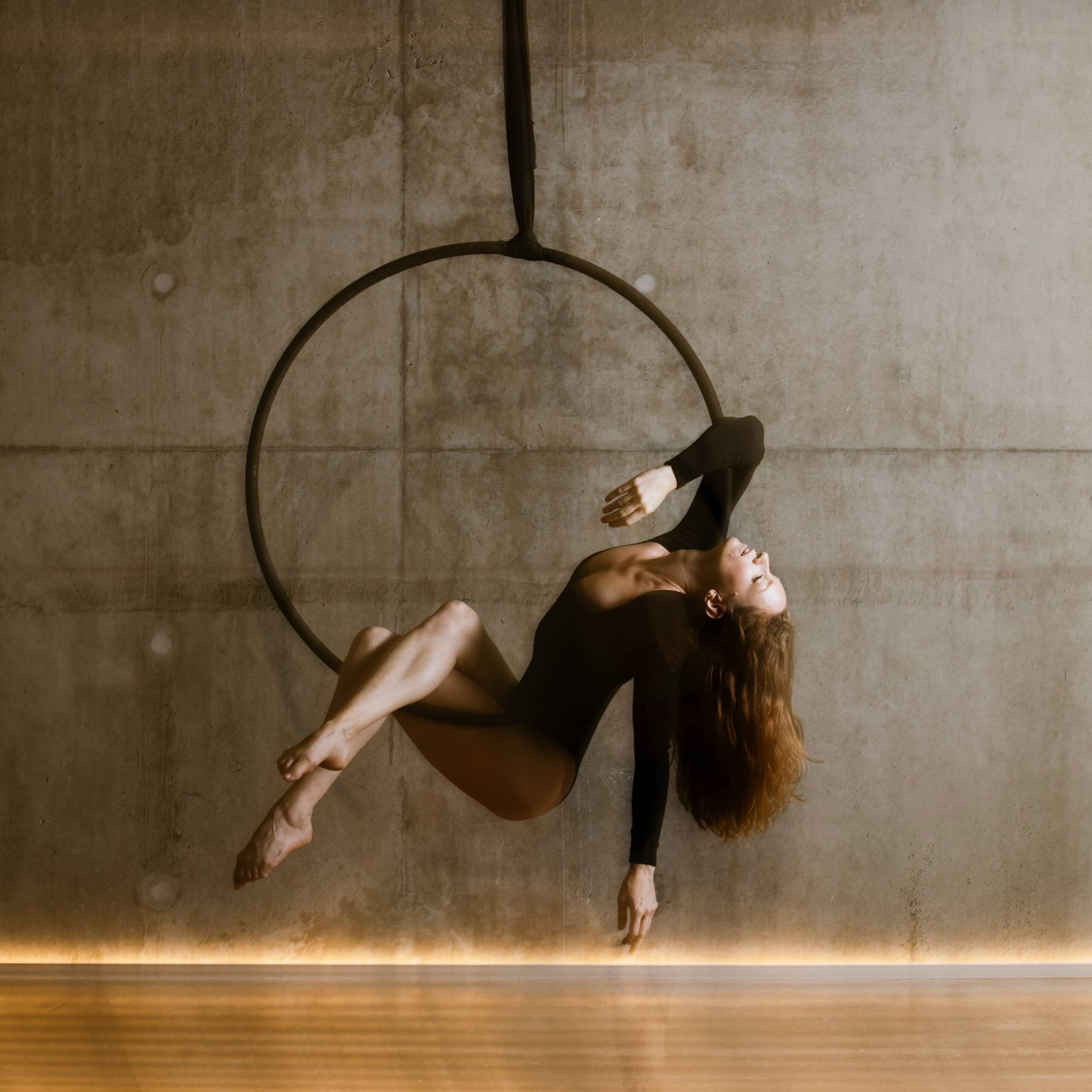 danseuse dans un cerceau aerien à lyon