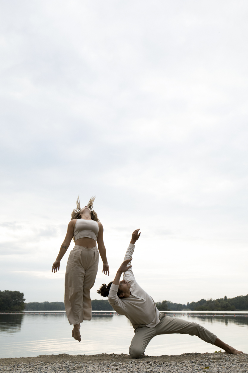 deux danseurs devant un lac à Lyon