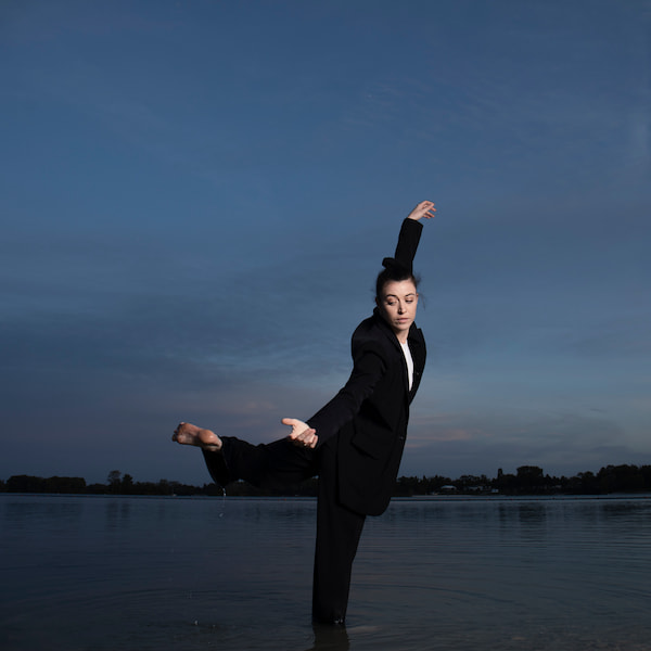 danseuse dans un lac à Lyon